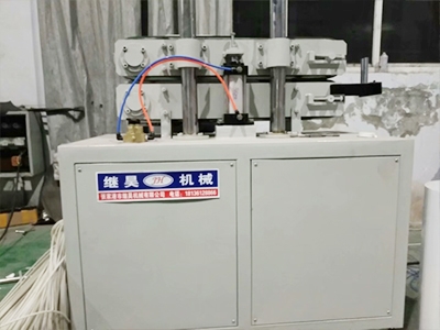 兩爪牽引機